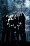 Arch Enemy -bändin neljä jäsentä, joista yksi on vaaleahiuksinen nainen, seisovat kylmänsinistä taustaa vasten. Kuvassa miehillä ja naisella yllään mustat vaatteet. Miehillä pitkät mustat hiukset, naisella vaaleat.
