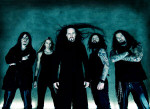 Metallibändi Evergrey poseeraa. Taustalla sinertävää väritystä, bändin jäsenet pukeutuneet mustiin vaatteisiin.