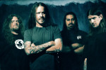 Fear Factory -bändin neljä jäsentä seisovat sinistä taustaa vasten. Kolmella miehistä yllään mustat paidat, mutta toinen vasemmalta pitää yllään vihreää t-paitaa. Miehillä on pitkät mustat hiukset.