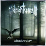 Midnight Scream bändin uuden 'Shadowplay'-albumin kansikuva, jossa näkyy sumuista metsäkorpea, jossa jonkinlainen haukka tai muu siivekäs olento levittelee siipiään.