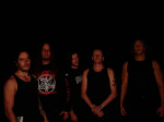 Putrefied-bändin jäsenet seisovat hihattomat paidat yllään hyvin tummasävyisessä valokuvassa. Tausta on pikimusta ja miehet näkyvät kuvassa hädin tuskin.