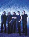 Sonata Arctica –yhtyeen jäsenet seisovat lumisen seinän tai rinteen edessä rivissä. Kuvassa viisi miestä, joista jokainen pukeutunut mustiin vaatteisiin. muutamalla miehistä on yllään lyhythihaiset paidat.