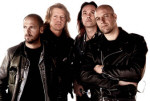 Iron Savior -bändin jäsenet seisovat mustissa nahkavetimissä valkoista taustaa vasten. Tausta on vitivalkoinen. Miehiä kuvassa neljä kappaletta, joista kahdella on puolipitkät hiukset.