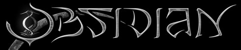 Obsidian-bändin logo mustaa taustaa vasten. Logossa kirjaimet on muotoiltu piikikkäiksi, kurvikkaiksi ja koristeellisiksi. Logon väri on harmaa.