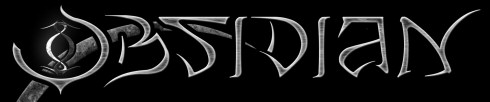 Obsidian-bändin logo mustaa taustaa vasten. Logossa kirjaimet on muotoiltu piikikkäiksi, kurvikkaiksi ja koristeellisiksi. Logon väri on harmaa.