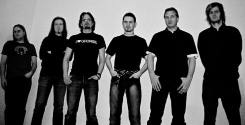 Fall of the Leafe -yhtyeen jäsenet seisovat mustavalkoisessa valokuvassa vaaleata seinää vasten rivissä. Kuvassa kuusi miestä, joista jokaisella mustat vaatteet. Osalla miehistä pitkät mustat hiukset.