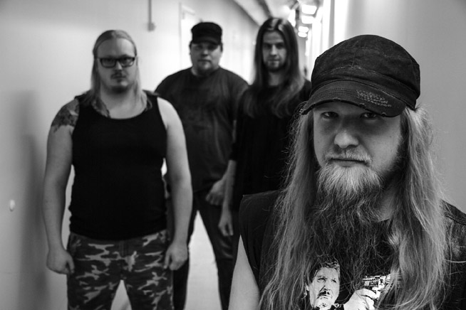 Harmaasävyinen ryhmäkuva Cpt. Cronos -yhtyeestä.