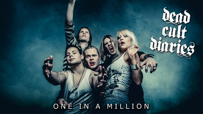 Kuvassa kotimainen metallia ja rokkia sekä poppia soittava Dead Cult Diaries. Bändiltä ilmestyi juuri single Ryhmäkuva Dead Cult Diaries -bändin jäsenistä seisomassa sinertävää taustaa vasten. Dead Cult Diaries -logo kuvan oikeassa yläkulmassa.