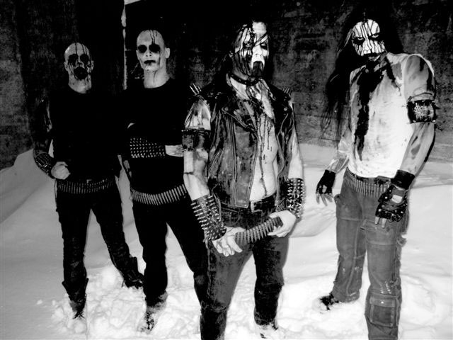 Harmaasävyinen ryhmäkuva Sacrilegious Impalement -bändistä. Kuvassa neljä miestä seisomassa lumihangessa.