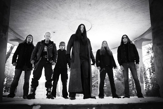 Promokuva metallibändi Ghost Voyagesta. Yhtye nähdään kesäkuussa esiintymässä Sauna Open Airissa. Harmaasävyinen ryhmäkuva Ghost Voyage -yhtyeen kokoonpanosta seisomassa yhdessä rivissä. Kuvassa kuusi miestä.