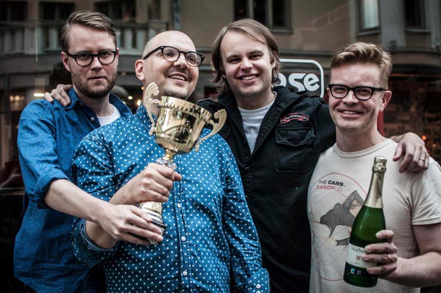Kuvassa Rockvisailun Suomen-mestari vuonna 2013. Rockvisailun Suomen-mestari selvisi Bar Loosessa. Kuvassa voittajatiimi.