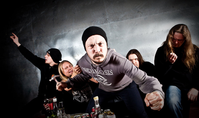 Kuvassa Corpset, joka julkaisi juuri YouTubessa musiikkivideon seuraavan studioalbuminsa nimikkokappaleesta. Ryhmäkuva Corpset-bändin kokoonpanosta pöydän ääressä.