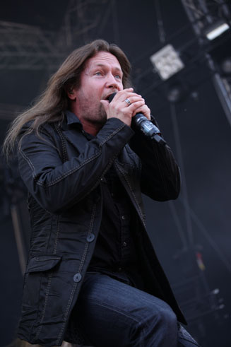 Stratovariuksen laulaja esiintyy Sauna Open Airissa vuonna 2013.
