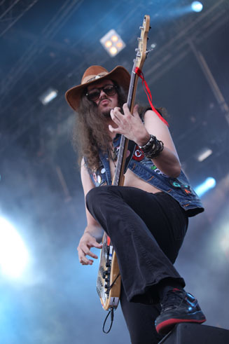 Stratovariuksen kitaristi esiintyy Sauna Open Airissa vuonna 2013.