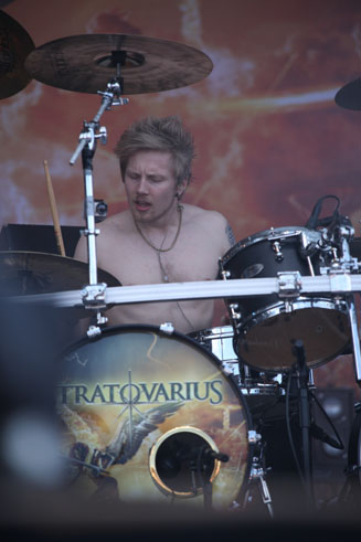 Stratovariuksen rumpali esiintymässä Sauna Open Airissa vuonna 2013.