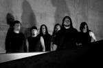 Pain Confessor -bändin mustavalkoinen promokuva. Kuvassa näkyy kuusi miestä, joista lähes kaikilla on pitkät hiukset.