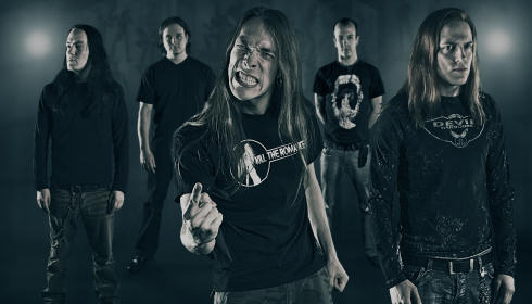Ryhmäpotretti Kill The Romance -bändin kokoonpanosta, johon kuuluu viisi miestä. Etualalla seisoo kaksi pitkähiuksista hevihemmoa, joista vasemmanpuoleinen irvistelee ja osoittaa etusormellaan jotakin. Taka-alalla tummahkoa taustaa vasten kolme miestä.
