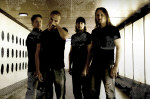 Widescreen Mode -bändin promokuva, jossa neljä miestä seisoo käytävässä.
