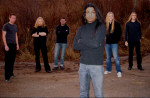 Moonlight Agony -bändin kokoonpano. Kuvassa kuusi miestä, jotka seisovat hiekkatiellä.