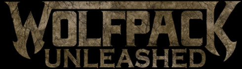 Wolfpack Unleashed -bändin logo mustaa taustaa vasten tummanruskealla ja kuluneelta näyttävällä värillä kirjoitettuna. Fonttina versaali. Kummatkin sanat omalla rivillään, keskitettynä.