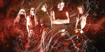 Grand Lux -bändin jäsenet, joita on kuvassa viisi, seisovat rivissä punertavan höyryn keskellä.