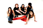 Vanity Ink -bändin promokuva, jossa neljä miestä ja yksi nainen poseeraavat valkoista taustaa vasten. Naisella punaiset housut.