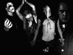Sauron-bändin mustavalkoinen promokuva, jossa miehet poseeraavat corpse-maskit kasvoilla.