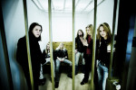Twilight-yhtyeen bändipotretti, jossa yhtyeen jäsenet on kuvattu vankisellin sisälle, kuva on otettu kalterien takaa